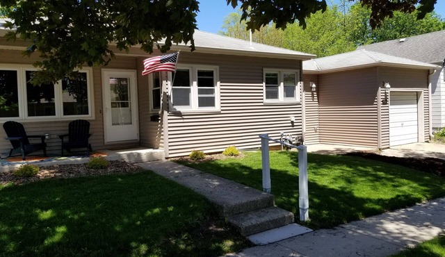 Modern 3-BR Downtown Retreat – Walk to City Beach, Dining, Shops & Nightlife in Clear Lake