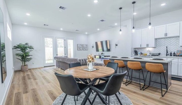 Modern Luxury 3BR Haven I 5Min -> Downtown Houston, NRG & Medical Center in Houston