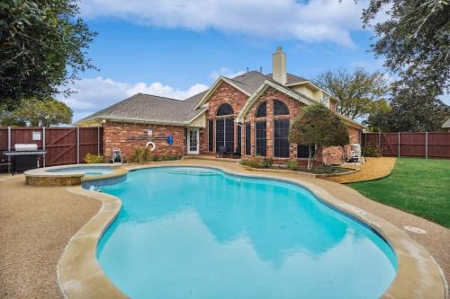Modern Spacious - Pool & Backyard Oasis & Cinema in Rowlett