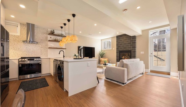Modern Suite, Sleeps 6, Private Entry,Free Parking, 40 min to Downtown Toronto . in Pickering