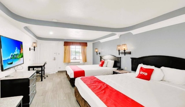 Modern Unit Near SUBWAY – Pet Friendly, Outdoor Pool & Free On‑site Parking in Three Rivers