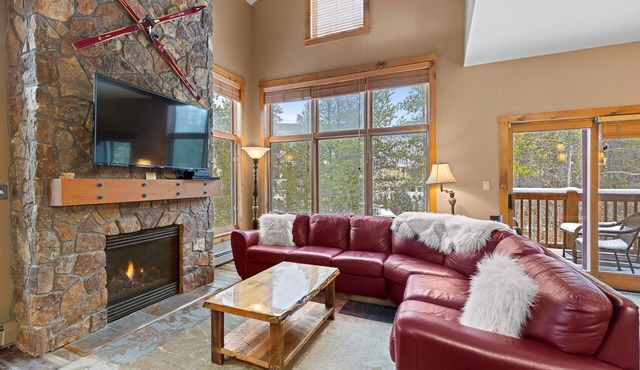 Mountain-chic retreat - sleeps 10 - room for everyone in Keystone