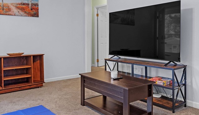 MSU area, 65 inch TV, elevated deck, pets welcome, full kitchen, TV in bedroom. in Lansing