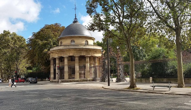 NEXT TO THE PARC MOCEAU,SUPERB 98sqm HAUSSMANNIAN APARTMENT WITH A 17M BALCONY in Paris