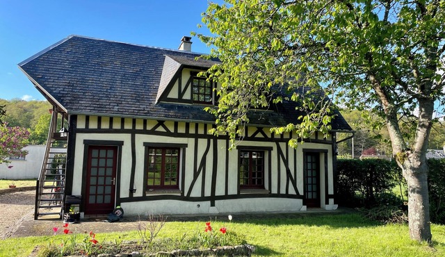 Normandy house with large garden near Paris in Beaumont-le-Roger