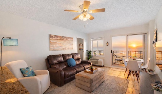 Oceanfront Beach Condo, Pool, Gym, Fishing Surfing in Virginia Beach