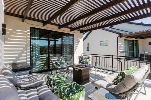 Ocotillo Springs 21 Sleeps 22 guests, Fire pit, Community Pool and Hot Tub in Santa Clara