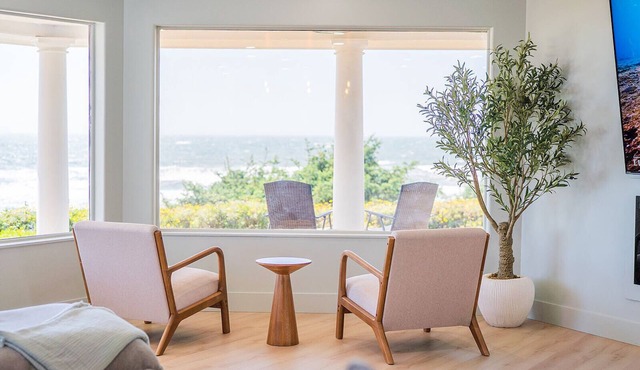 Pacific Edge Private Beach Access, Oceanfront Luxury Retreat 4BR 3BA in Smith River