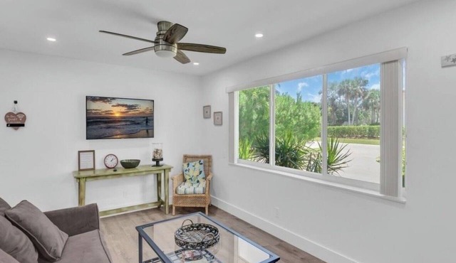 Peaceful 2-bedroom Bungalow with AC in Sunny Vero Beach Steps to the Ocean in Vero Beach