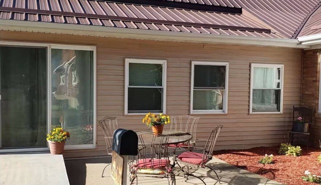 Pet-friendly 2 bedroom townhome in tranquil Bellevue in Bellevue
