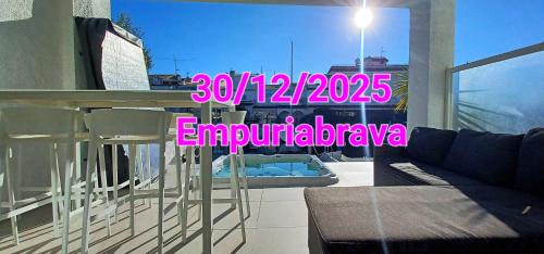 Plage à 500 m, Maison haut de gamme avec amarre privée, accès mer en 5 min sans pont, jacuzzi in Empuriabrava