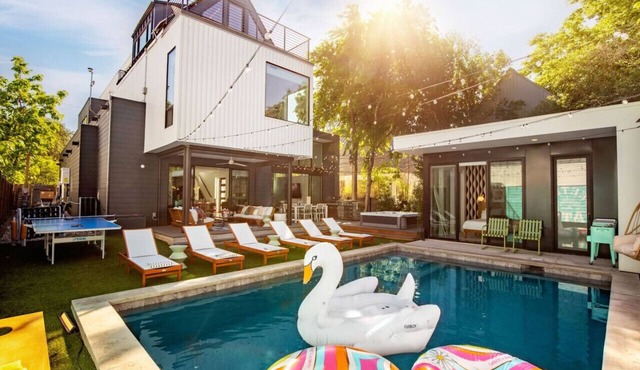 Pool, Spa, FirePits, Speakeasy, Minigolf, Sleep 18 in Austin