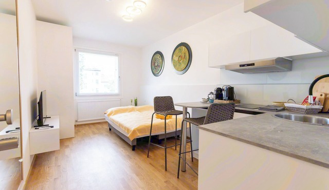 Private 1BR Value Stay Kitchenette Tram Nearby