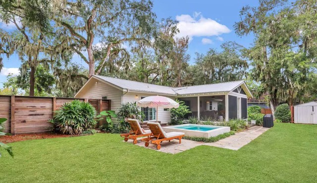 Private Cottage Oasis w Pretty Porch + Splash Pool in St Simons Island