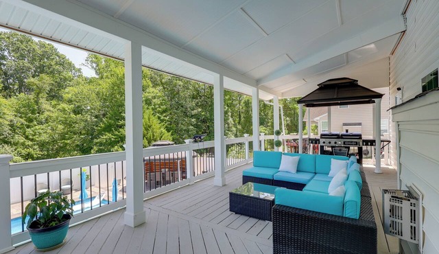 Private Deck & Shared Pool: Townsend Apartment in Townsend
