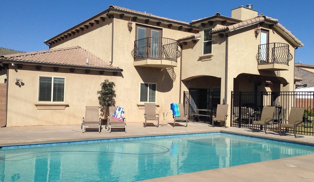 PRIVATE POOL 34'x18', 25 Minutes to Zion, Playset for Kids, 7 bdrm, sleeps 32 in Hurricane