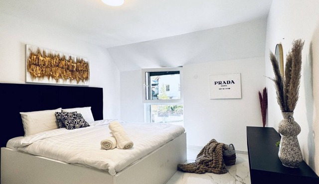 Quiet Luxury 5BR & 1LR Villa w/Garden & Terrace