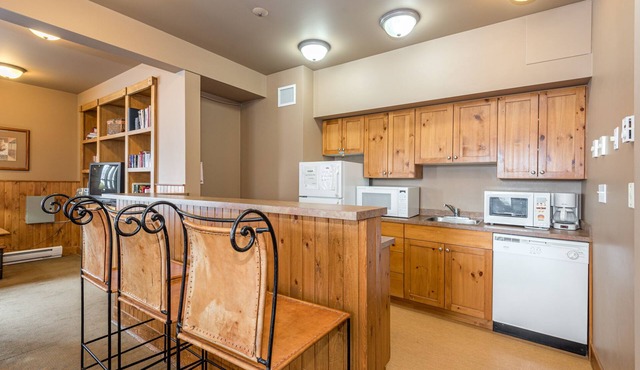 Quiet Top Floor Creekside Studio with shared outdoor hot tub - Pet Friendly! in Silver Star Mountain