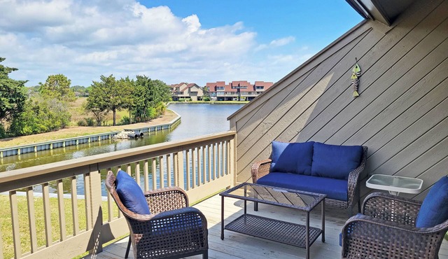 Raised Beach Townhouse, Lake and Creek Views, Hammock, Easy Walk to Beach, Pool in Pawleys Island