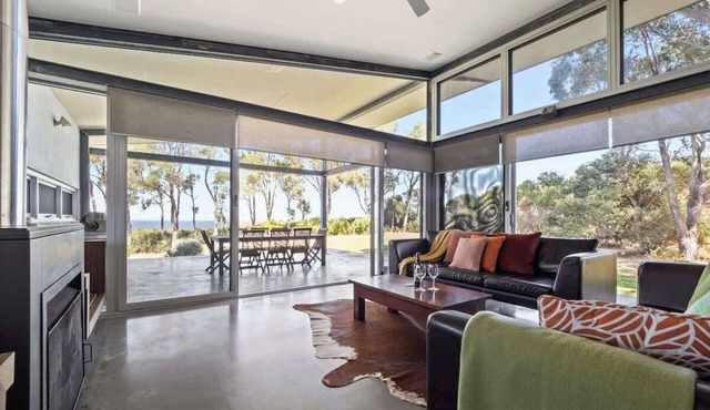 Redgate Beach House with Private Tennis Court in Redgate