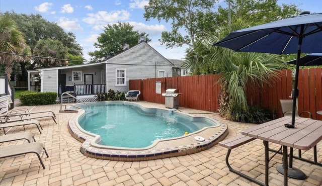 Relaxing Poolside Condo in Savannah