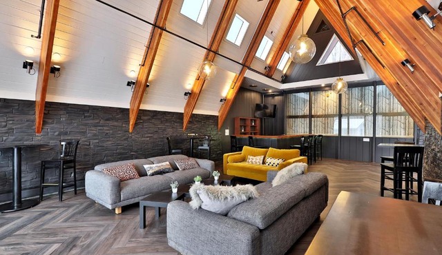 Rent An Inn! Takeover the Birch Ridge with your group, Mountain Lodge- 11 Rooms, Bar, Fireplace, 28ppl home in Killington