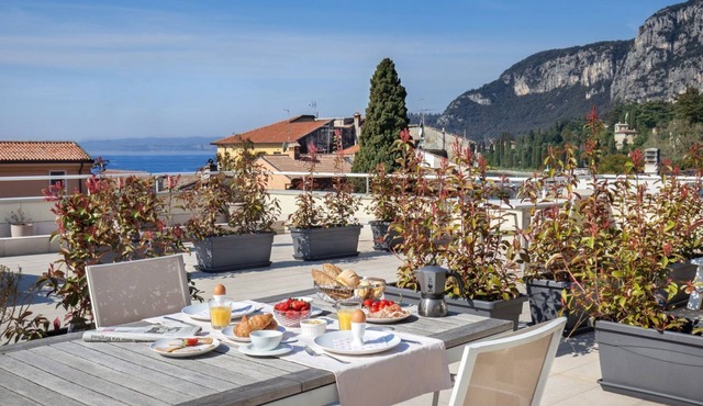 ROCCA TERRACE - only 100 meters from the lake in Garda