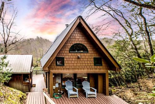 Romantic Riverfront Cabin with Pool Access in Blue Ridge, Georgia in Blue Ridge