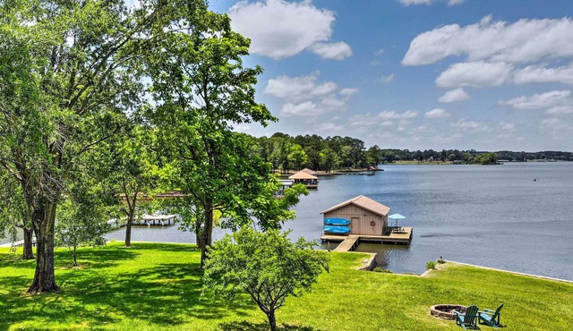 Roomy Texas Lake Retreat w/Private Boat Ramp in Frankston