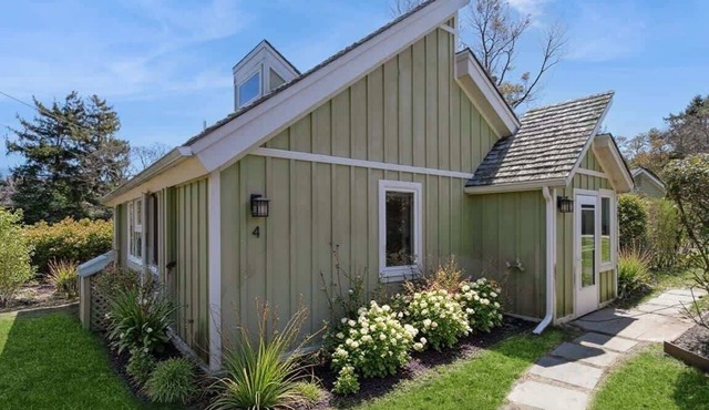 Seabreeze 4 Charming Cottage footsteps to beach in Hampton Bays