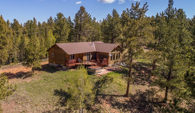 Secluded Mtn cabin on 35 acres! Pikes peak view, Hottub,close to attractions! in Divide