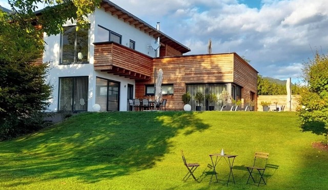 Seeidylle Winkler vacation apartment directly on Lake Ossiach with its own bathing beach
