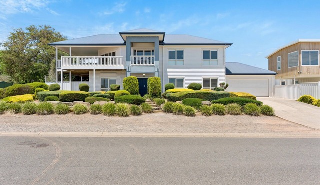 Sellicks Sea View - Large Coastal Home with Sweeping Views of the Sea and Hills in Sellicks Beach