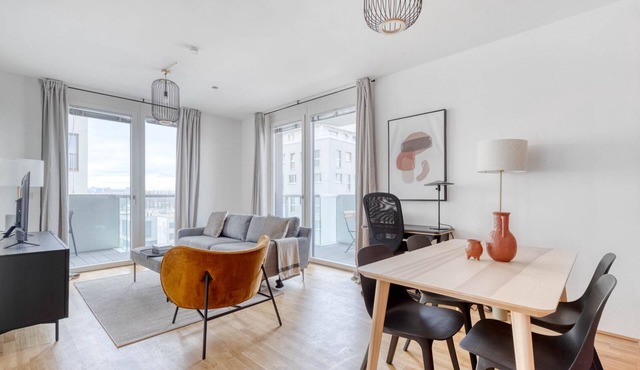 Sleek Marinatower 2BR w/Gym & Elevator, nr metro U2, by Blueground