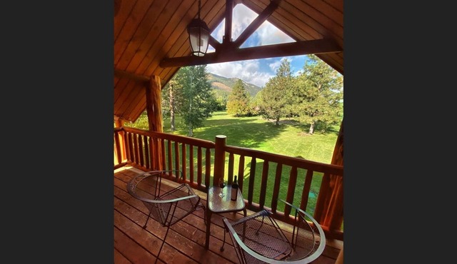 Sleeping Wolf Studio w/ski trail & river access, pool/hot tub in Winthrop