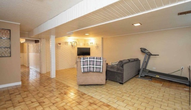 Spacious 1 bedroom apartment, excellent location, separate entrance,safe & clean in Toronto