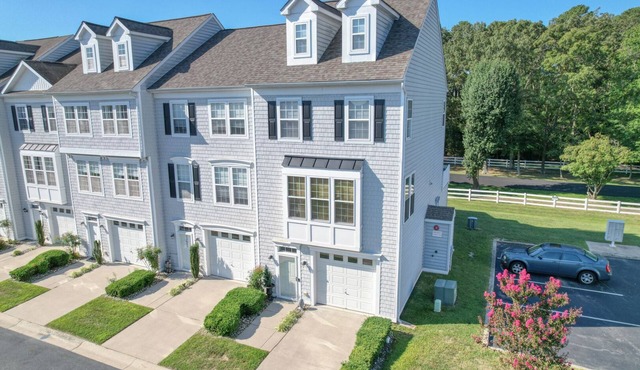 Spacious 4-bed 3.5-bath Townhome in Long Neck with AC, Swimming Pool & Game Room in Long Neck