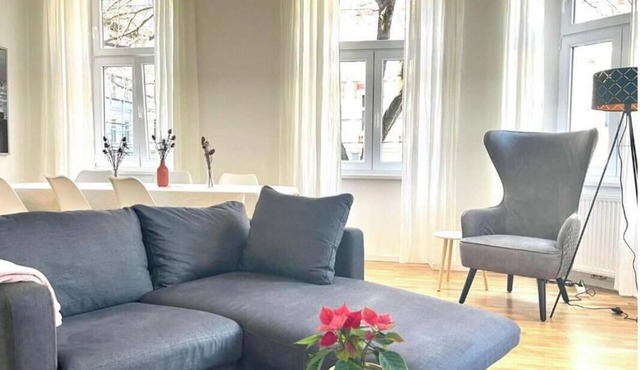 Spacious 4-Bedroom Apartment Near Schönbrunn & Westbahnhof
