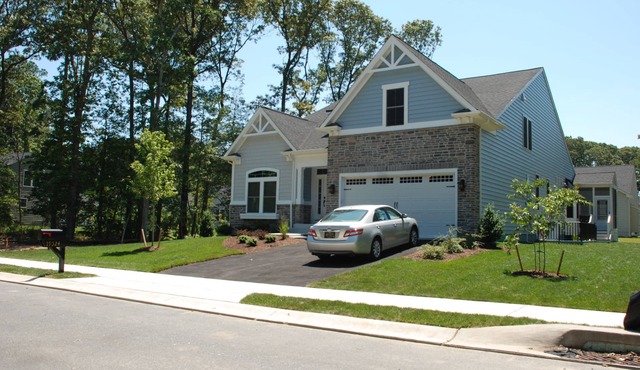 Spacious 5BR House, 2 pools & pickle ball, bike to beach, linen provided in Rehoboth Beach