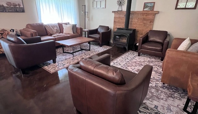 Spacious 9-bedroom farmhouse and Event barn in enchanting Arlington in Arlington