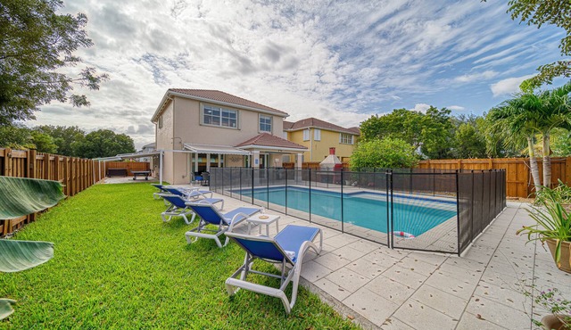 Spacious and cozy 4-bedroom house with pool- Palmetto Eliptic Miami in Miami