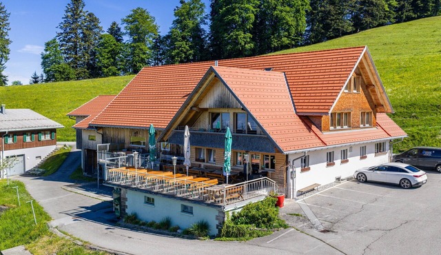 Spacious Apartment with Mountain View, Balcony and Wi-Fi