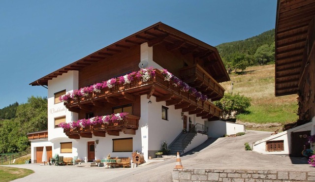 Spacious holiday apartment in the Ötztal with mountain view
