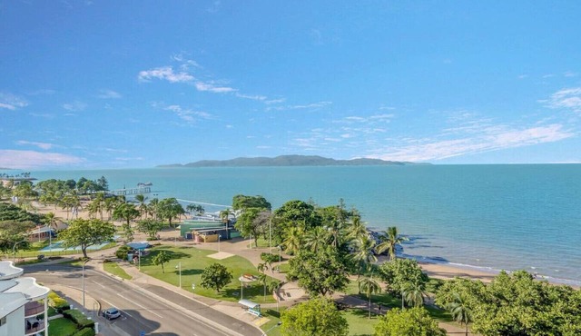 Studio 908 - Panoramic Oceanviews On The Strand in NORTH WARD