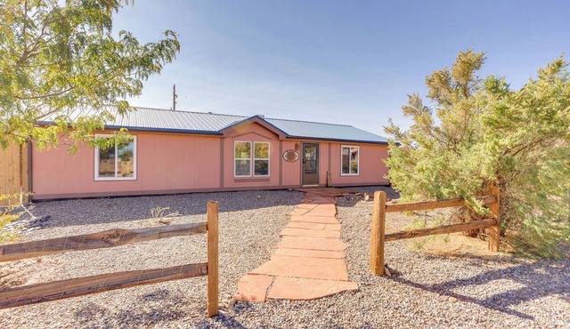Stunning Views: Quiet Bluff Home Near Hiking! in Bluff