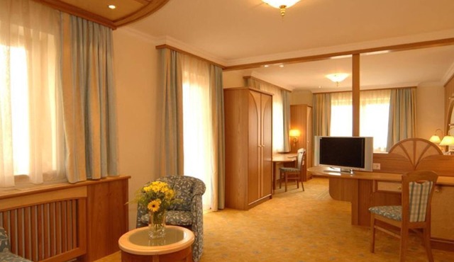 Suite with bath and shower, WC (45 m²) - Neuwirt