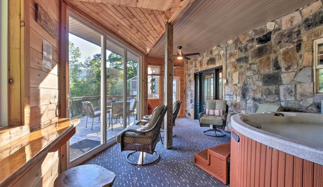 Tenn River Cabin w/Hot Tub - 10 Mi to Chattanooga in Chattanooga