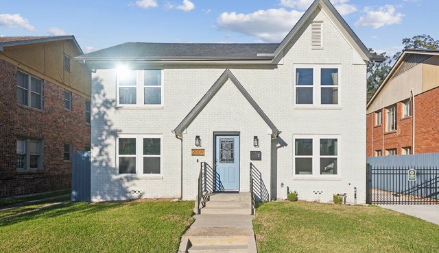 The Axelrod | Sleeps 16 in Houston