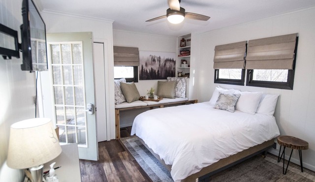 The Bay Tiny House - Romantic Hideaway in Williams Bay