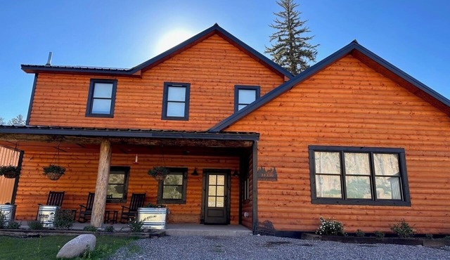 The perfect cozy riverside getaway close to Wolf Creek Ski Area & pet friendly in South Fork